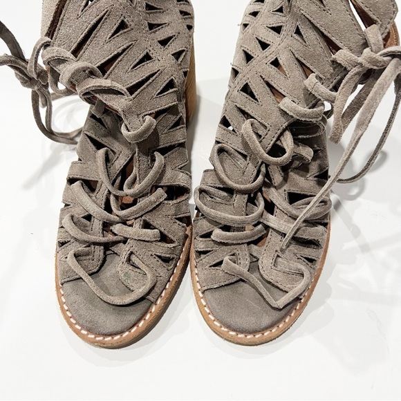 Jeffrey Campbell Lace Up Bootie Suede Taupe Size 7.5 - Picture 6 of 7